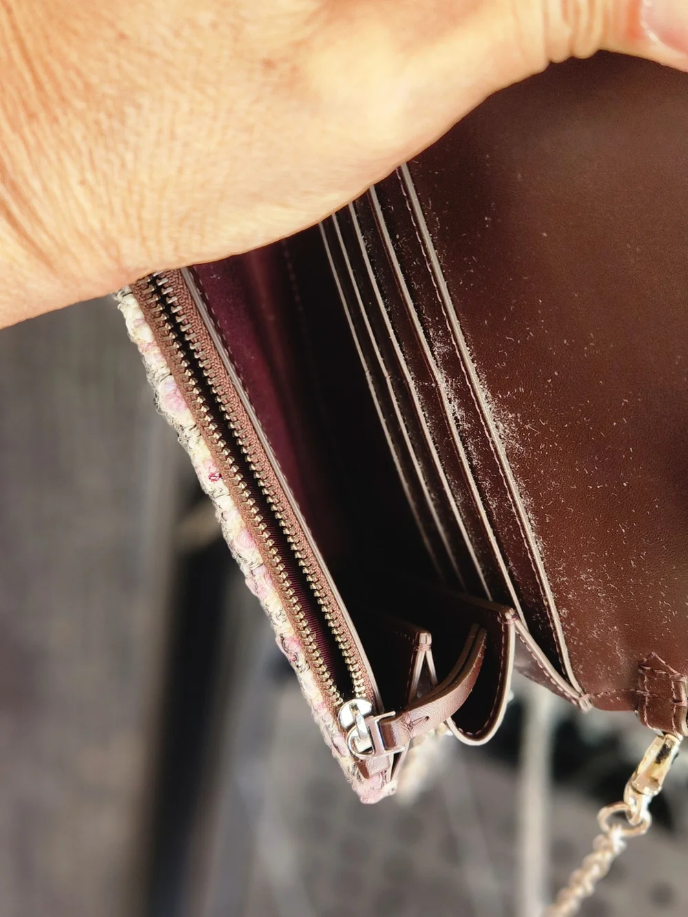 This item is a Tory Burch Emerson tweed chain wallet. - Picture 4 of 10